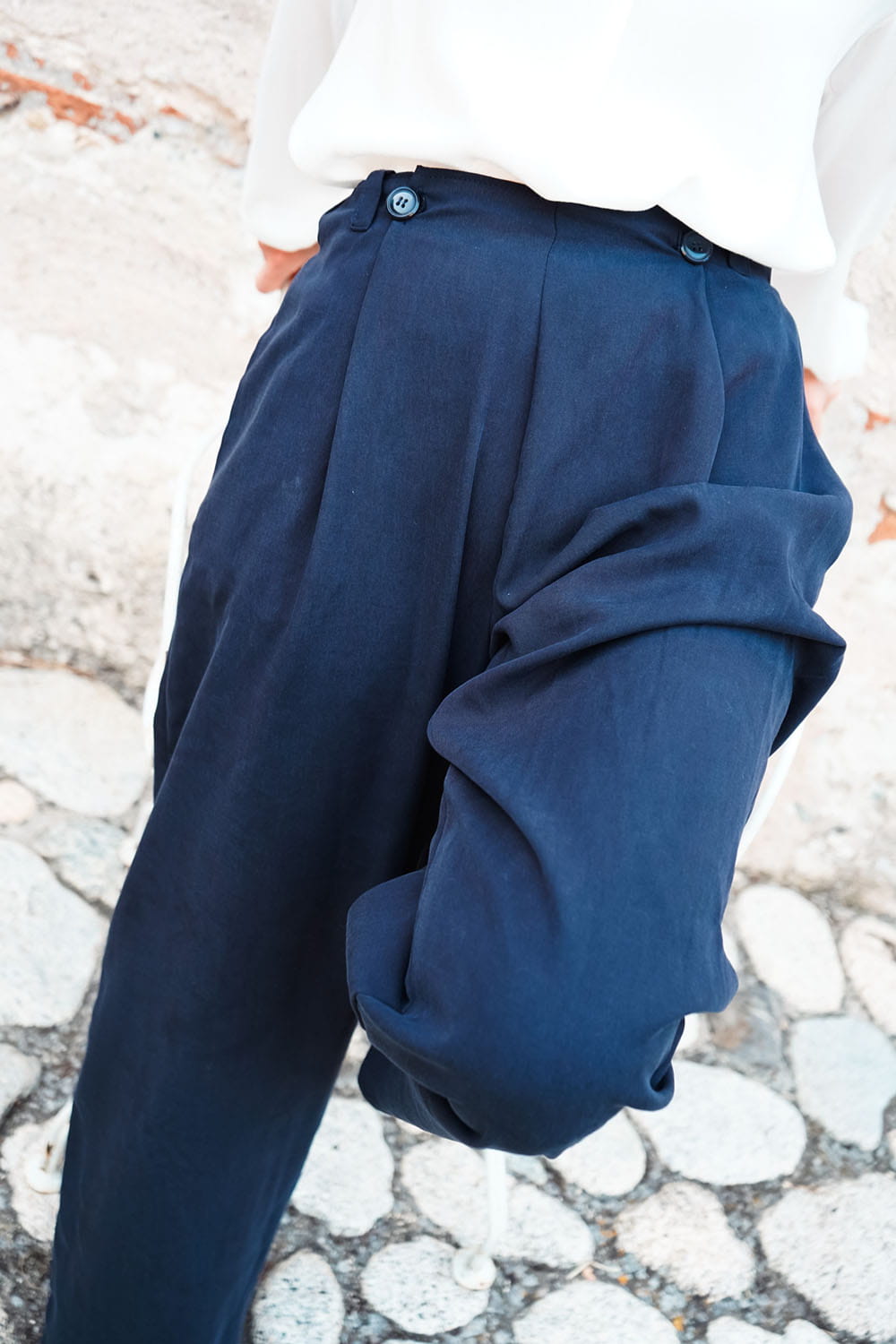 Pantalone tencel Gabriela indossato da Flavia Amato malia lab atelier artigianale moda abbigliamento sostenibile tessuto delicato e scivolato pantalone sartoriale su misura