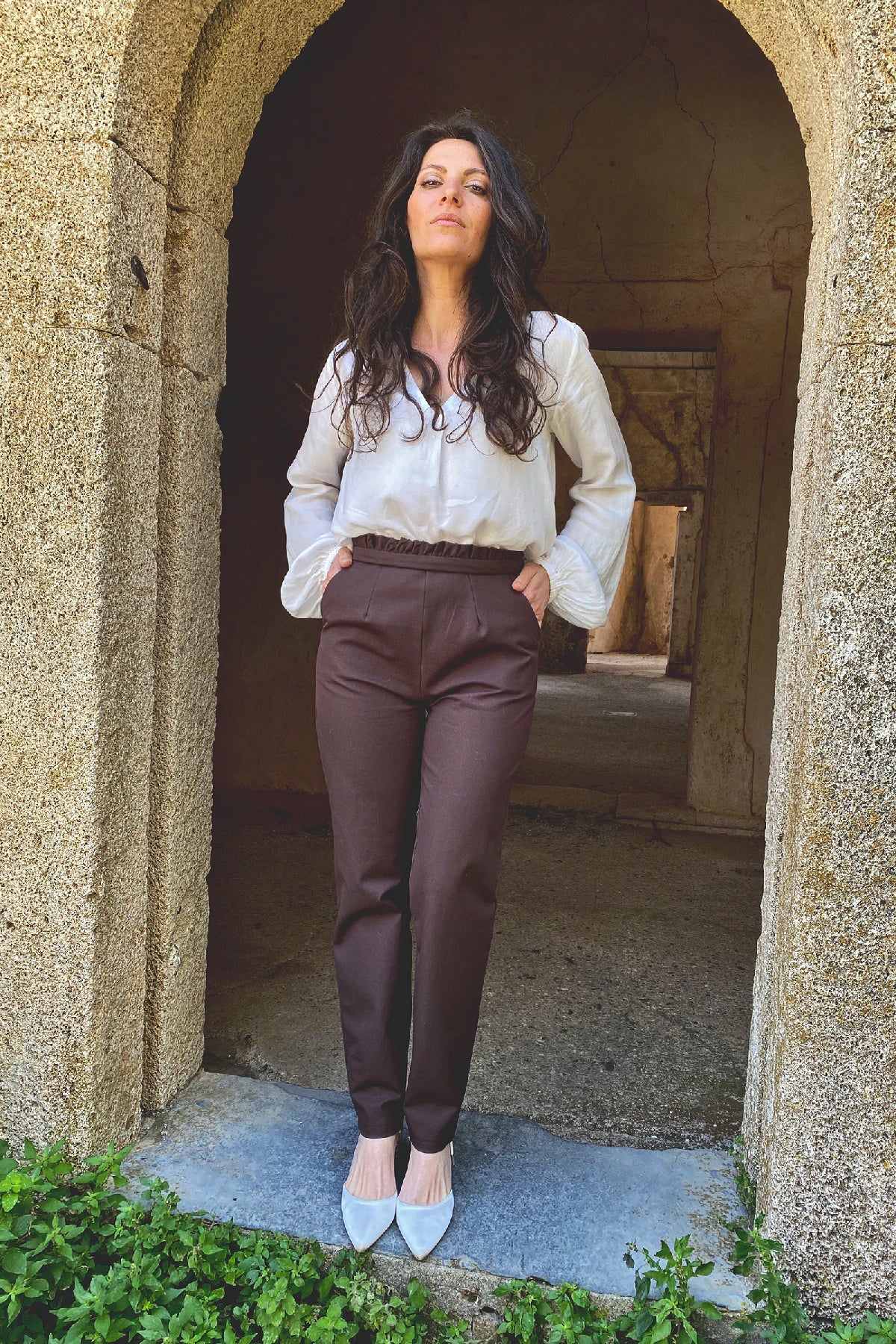 Pantalone Gloria con rouches cotone abbigliamento sartoriale sostenibile brand etico moda malia lab cacao
