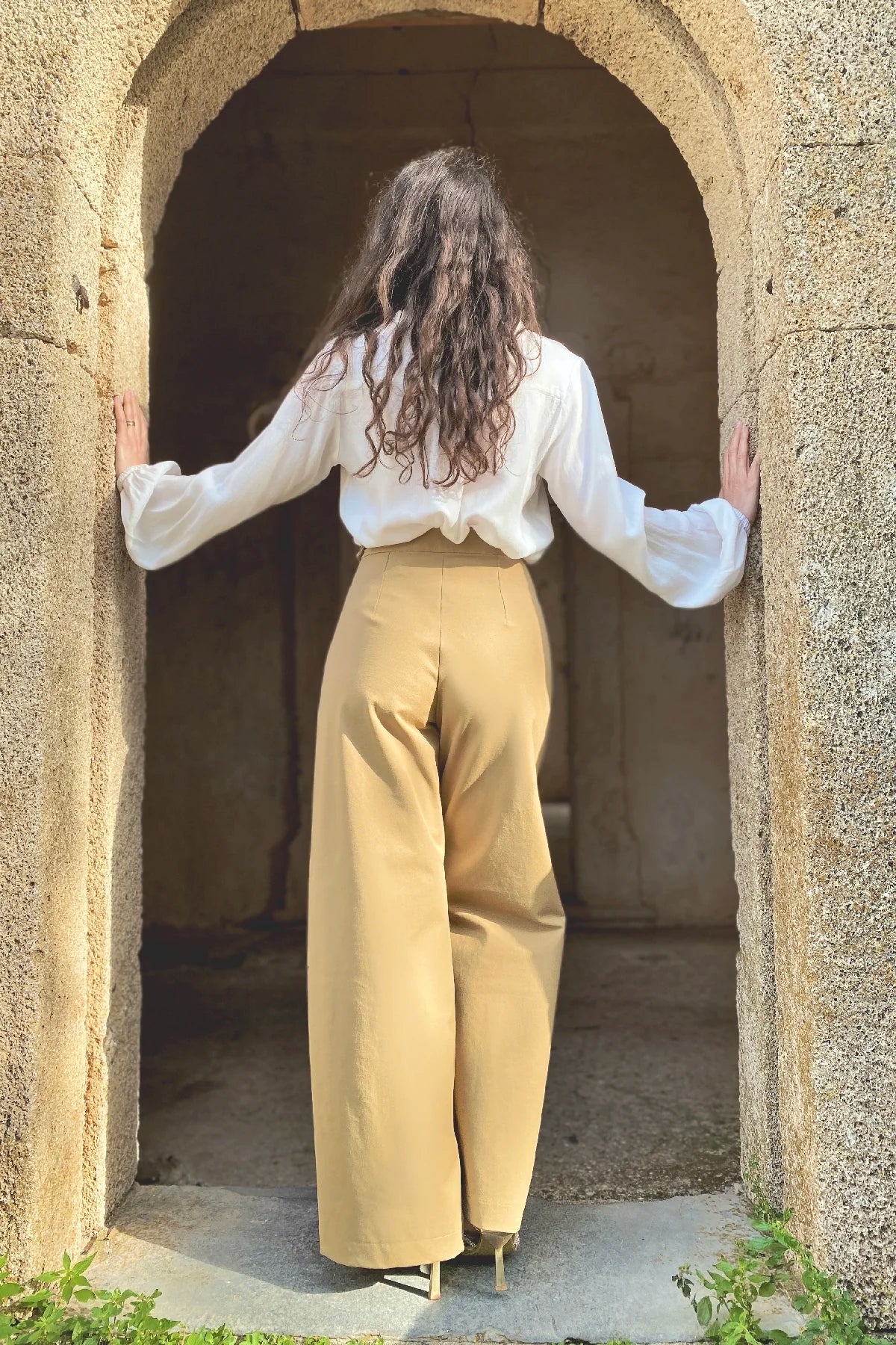 Pantalone palazzo Frida cotone abbigliamento sartoriale sostenibile brand etico malia lab posteriore
