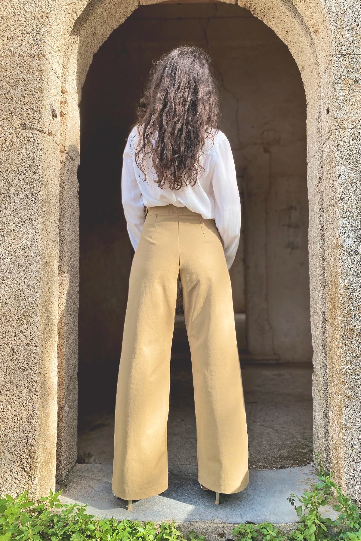 Pantalone palazzo Frida cotone abbigliamento sartoriale sostenibile brand etico malia lab vista posteriore
