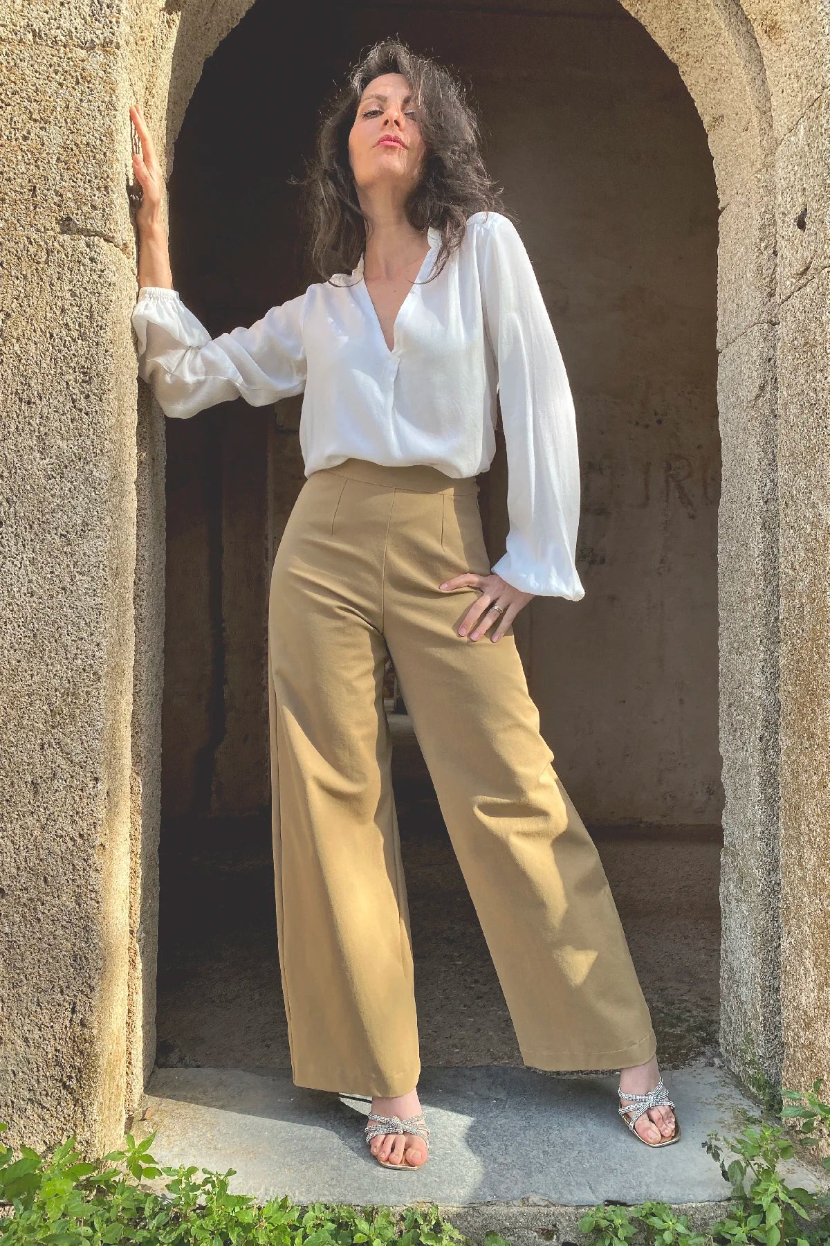 Pantalone palazzo Frida cotone sabbia abbigliamento sartoriale sostenibile brand malia lab
