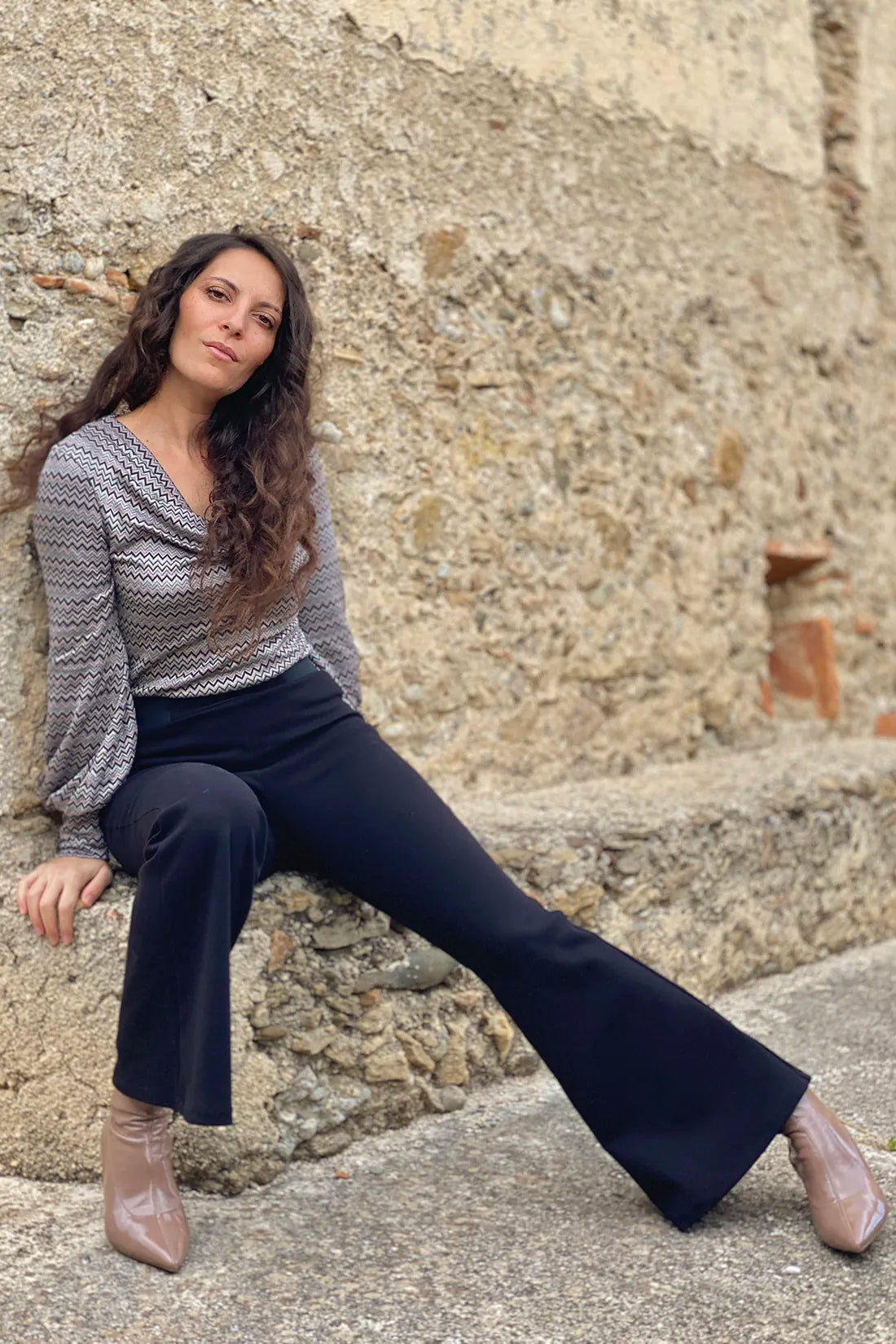 Pantalone slimfit zampa cotone biologico felpato abbigliamento sostenibile malia lab vista posteriore dettaglio zampa
