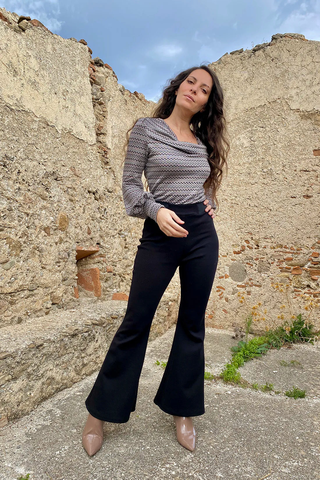 Pantalone zampa Slimfit cotone biologico felpato abbigliamento donna sartoriale sostenibile malia lab outfit con maglia Cannella
