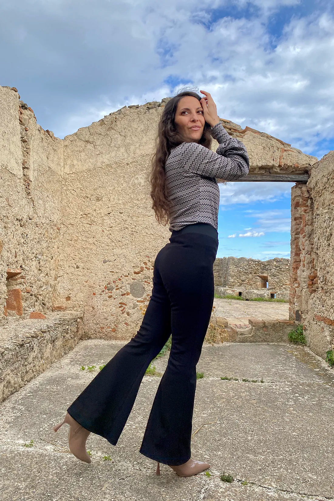 Pantalone zampa slimfit cotone biologico felpato abbigliamento sostenibile malia lab vista posteriore vista laterale posteriore
