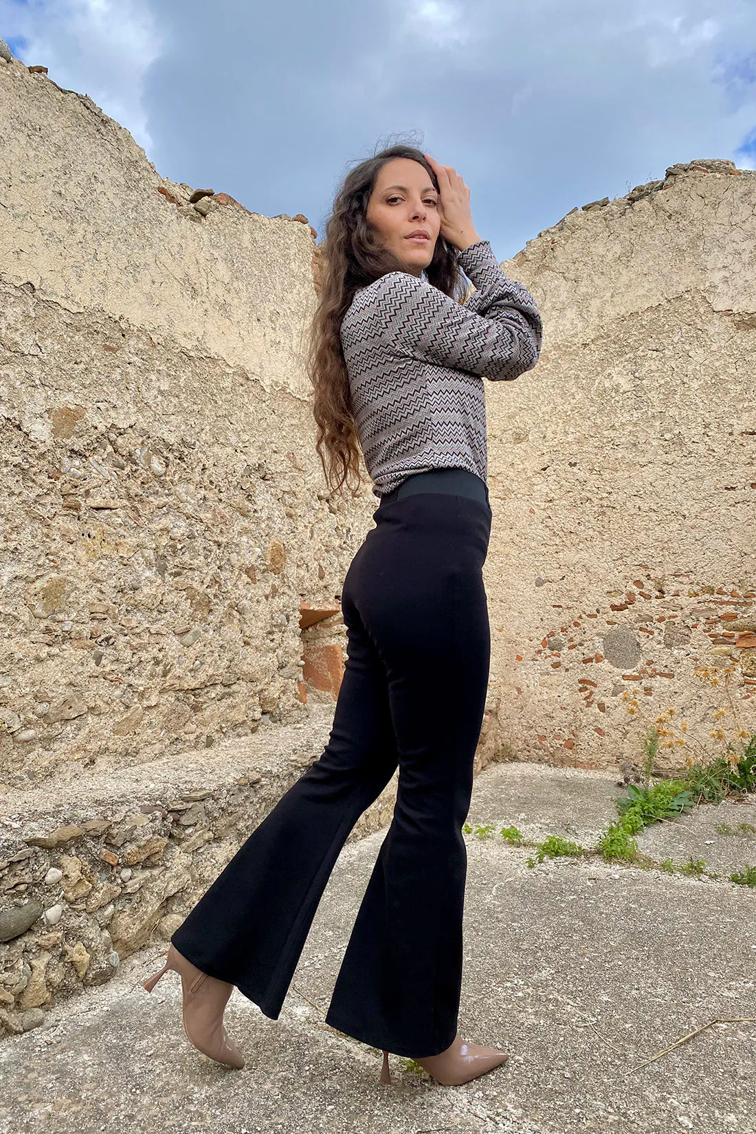 Pantalone zampa slimfit cotone biologico felpato abbigliamento sostenibile malia lab vista posteriore vista laterale
