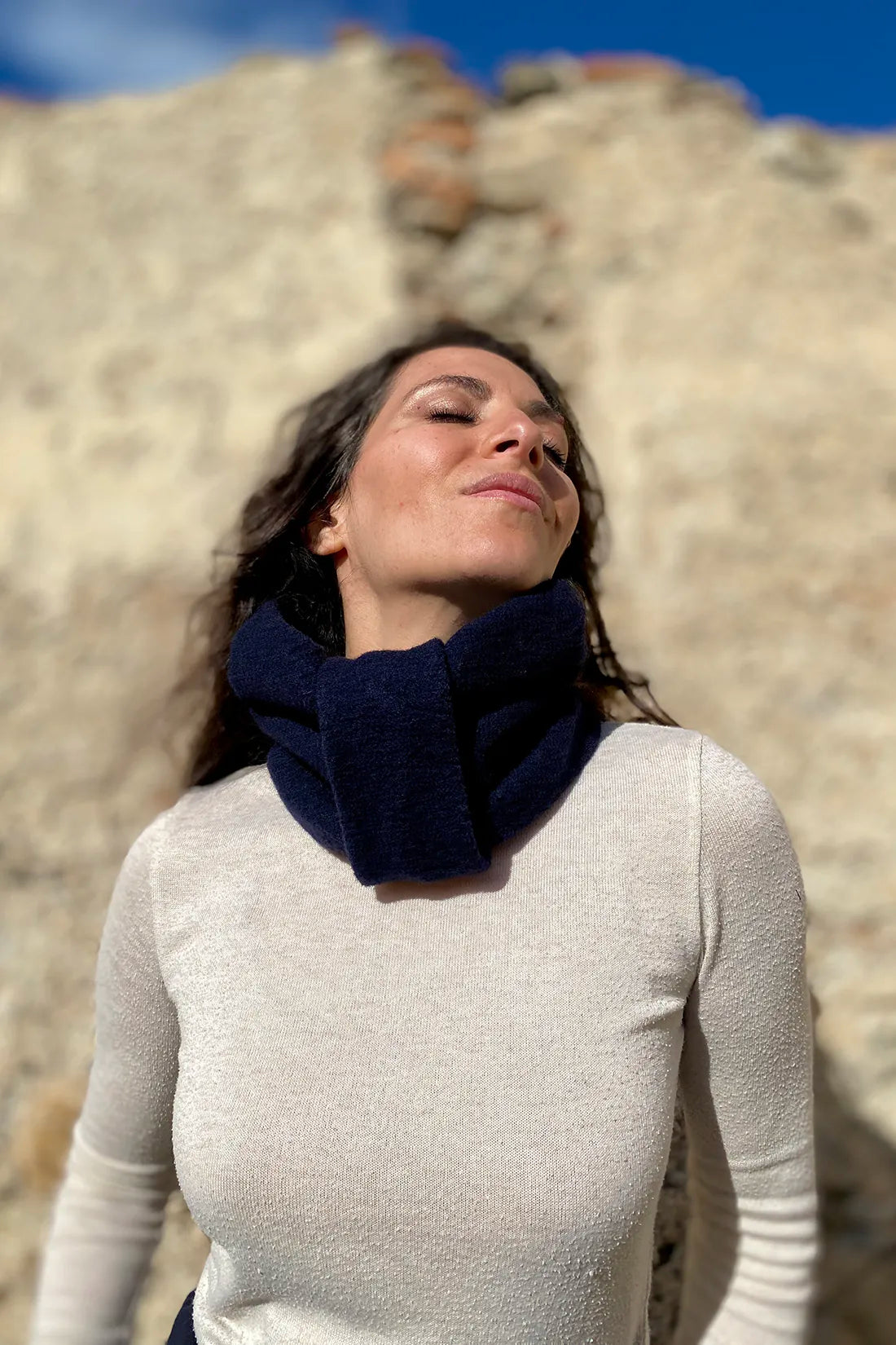 Scaldacollo blu notte lana cotta deadstock cotone biologico accessori abbigliamento donna sostenibile malia lab frontale
