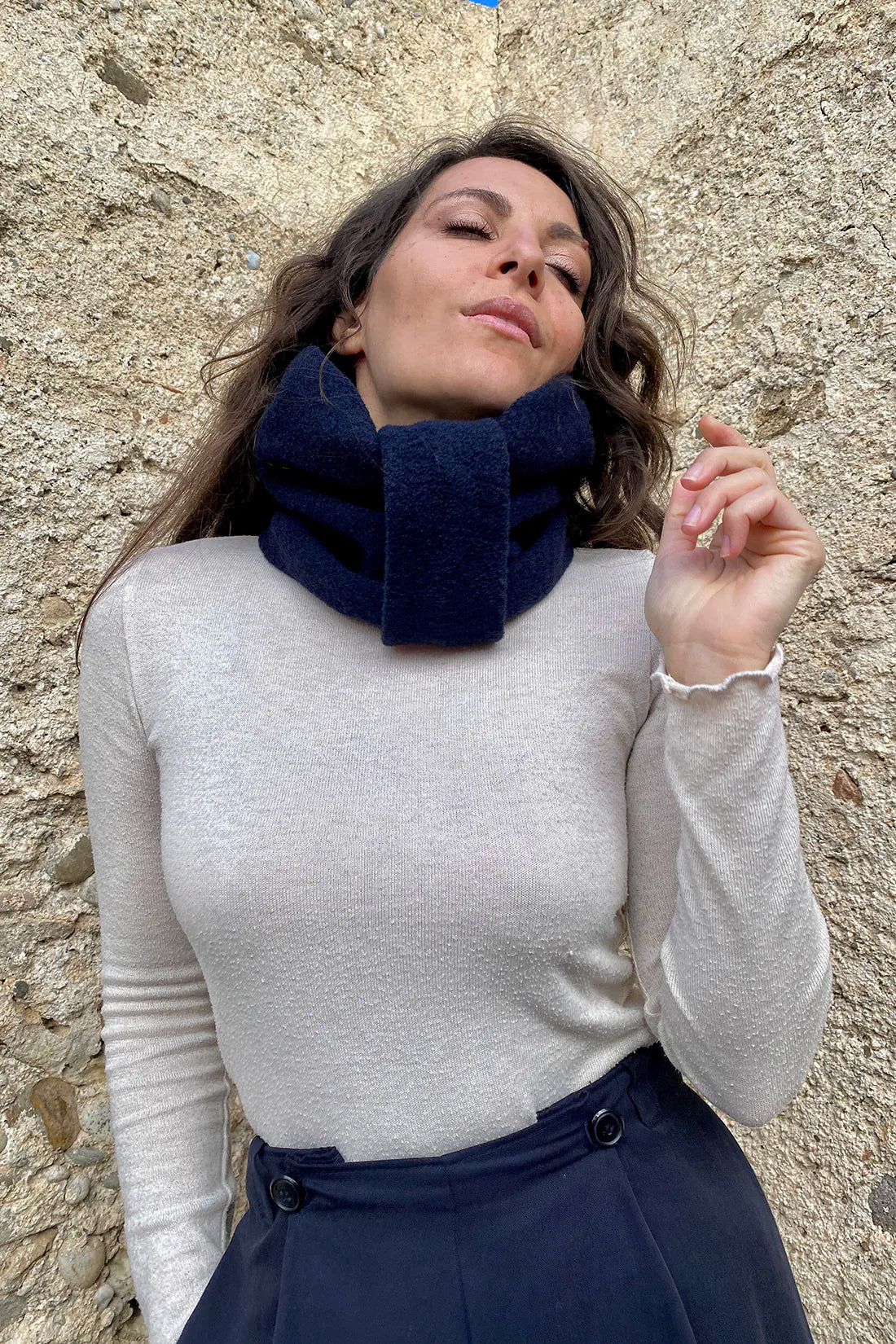 Scaldacollo lana cotta deadstock cotone biologico accessori abbigliamento donna sostenibile malia lab blu dettaglio
