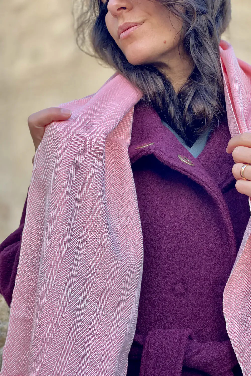 Scialle Spigato seta locale telaio tradizionale accessori artigianali sostenibili malia lab dettaglio trama rosa
