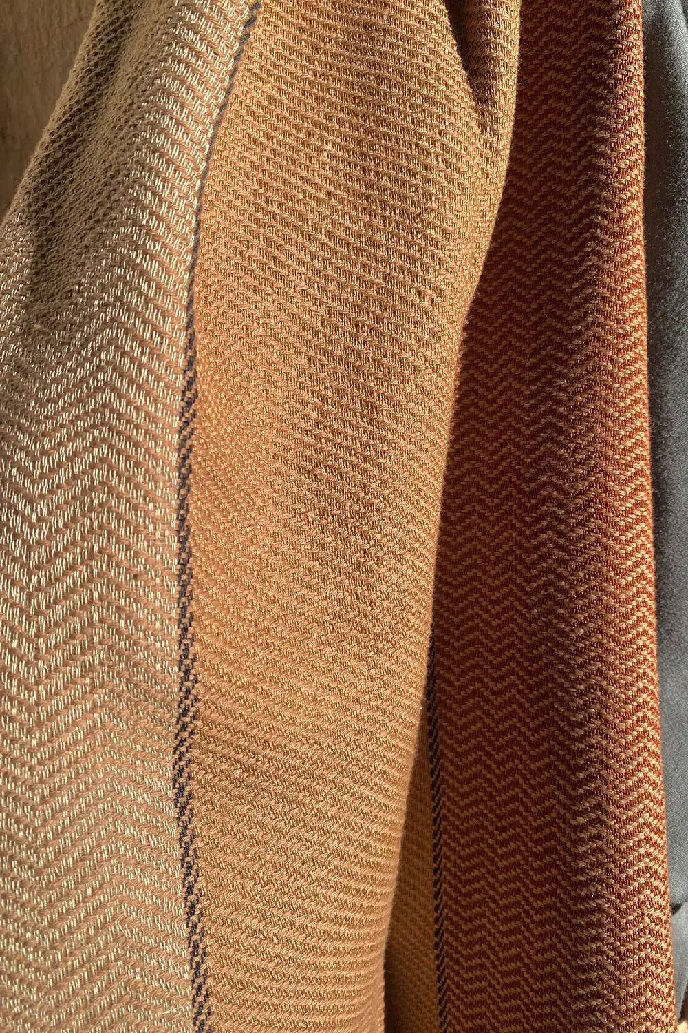 Scialle tricolore caldo cotone telaio tradizionale accessori artigianali sostenibili malia lab dettaglio
