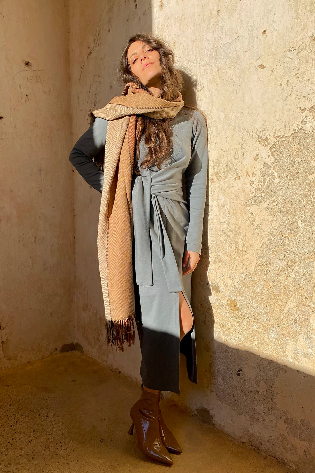 Scialle tricolore caldo cotone telaio tradizionale accessori artigianali sostenibili malia lab marrone
