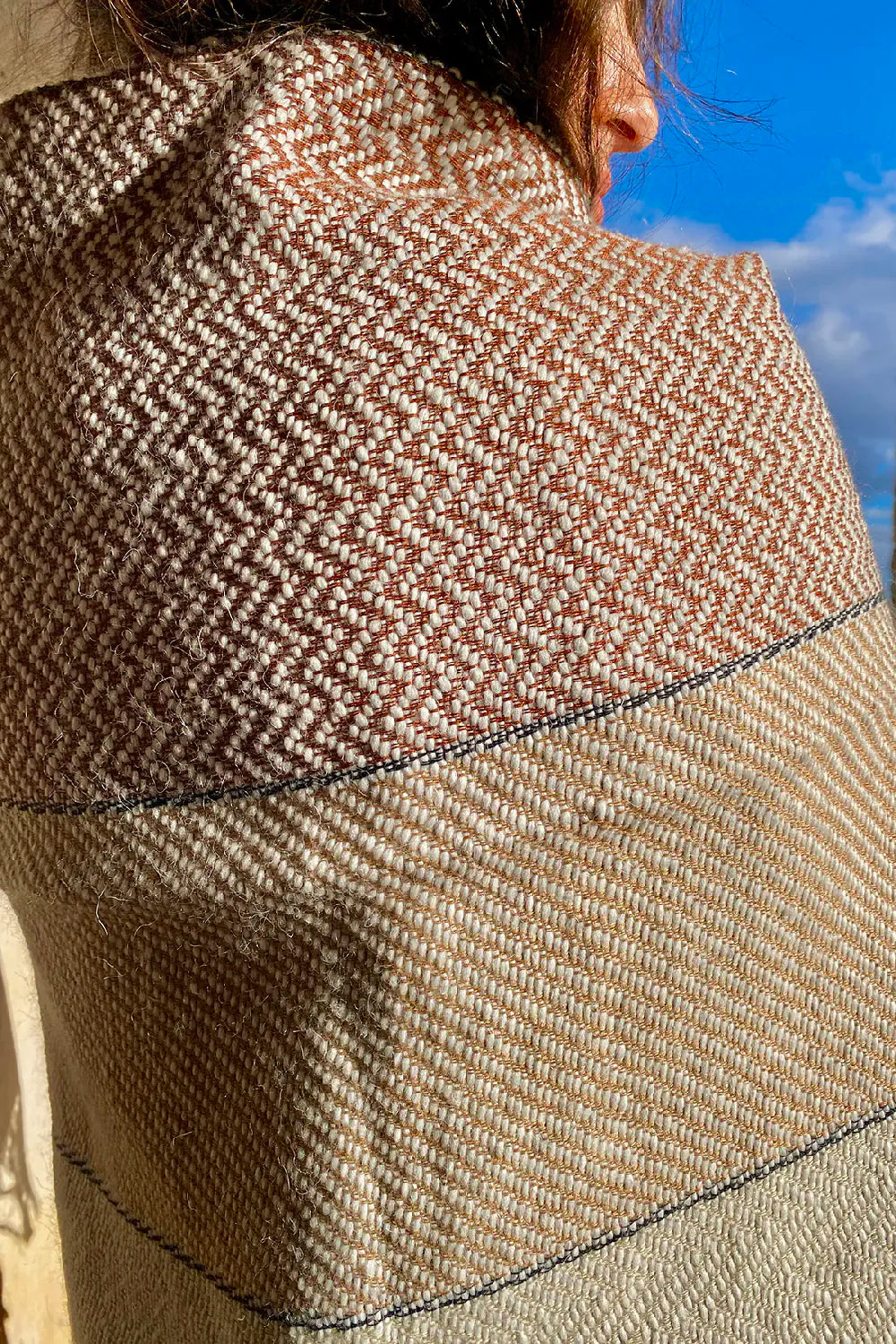 Scialle tricolore lana cotone telaio tradizionale accessori artigianali sostenibili malia lab dettaglio trama
