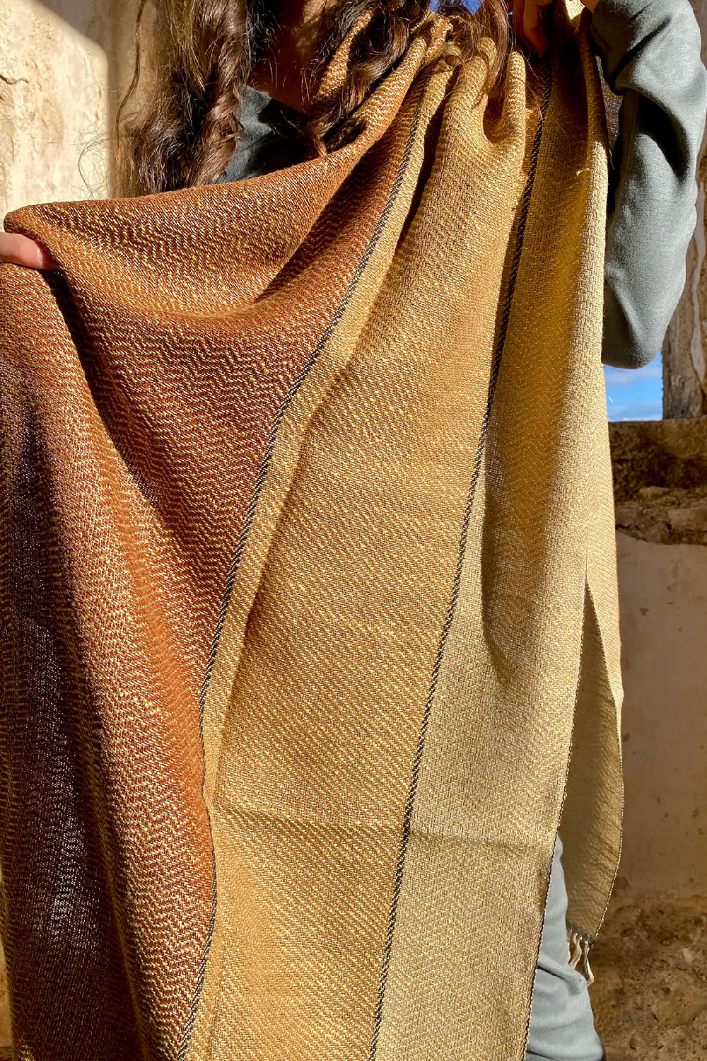 Scialle tricolore seta cotone oro telaio tradizionale accessori artigianali sostenibili malia lab dettaglio trama
