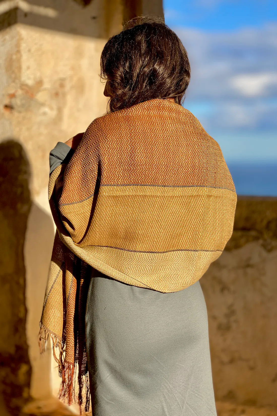 Scialle tricolore seta cotone oro telaio tradizionale accessori artigianali sostenibili malia lab dettaglio
