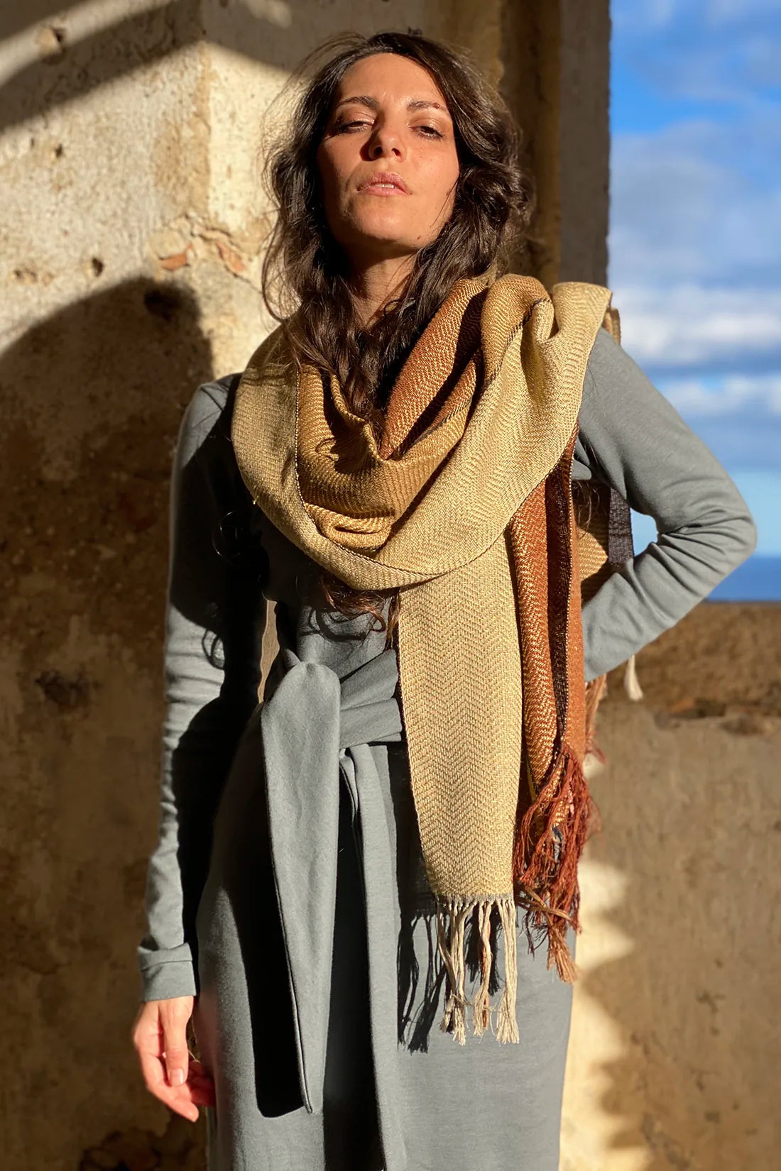 Scialle tricolore seta cotone oro telaio tradizionale accessori artigianali sostenibili malia lab vista frontale
