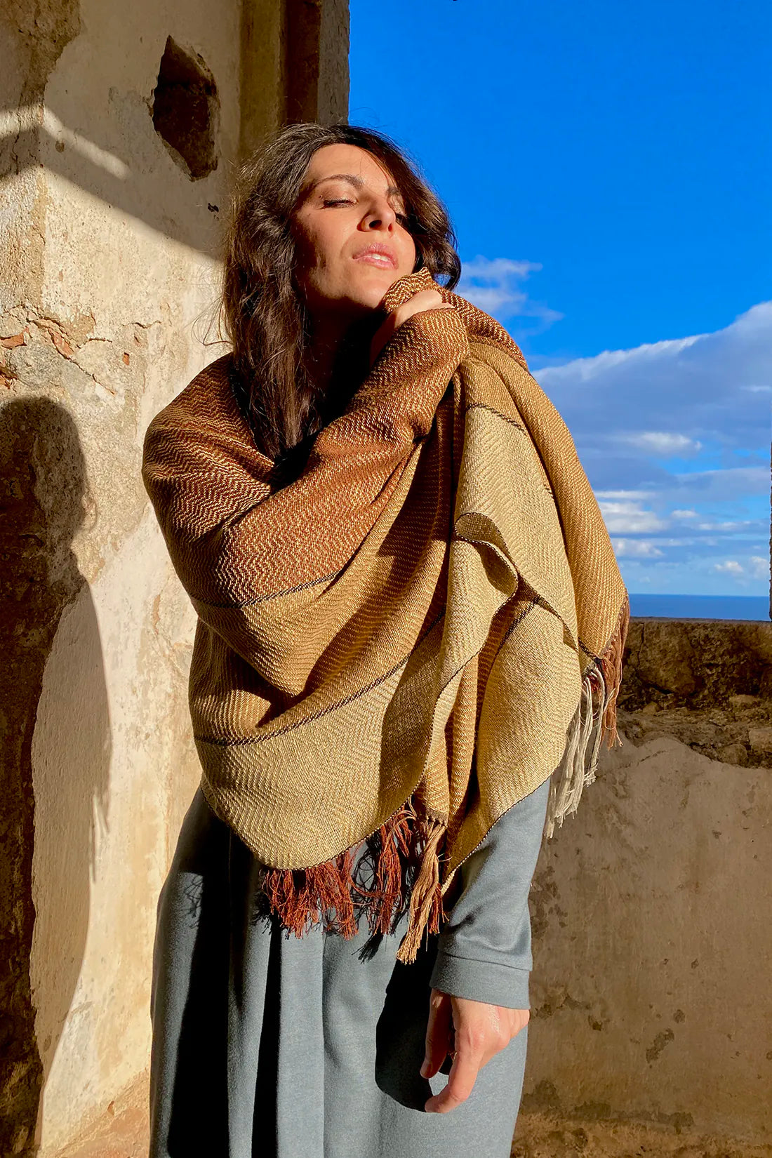 Scialle tricolore seta cotone oro telaio tradizionale accessori artigianali sostenibili malia lab
