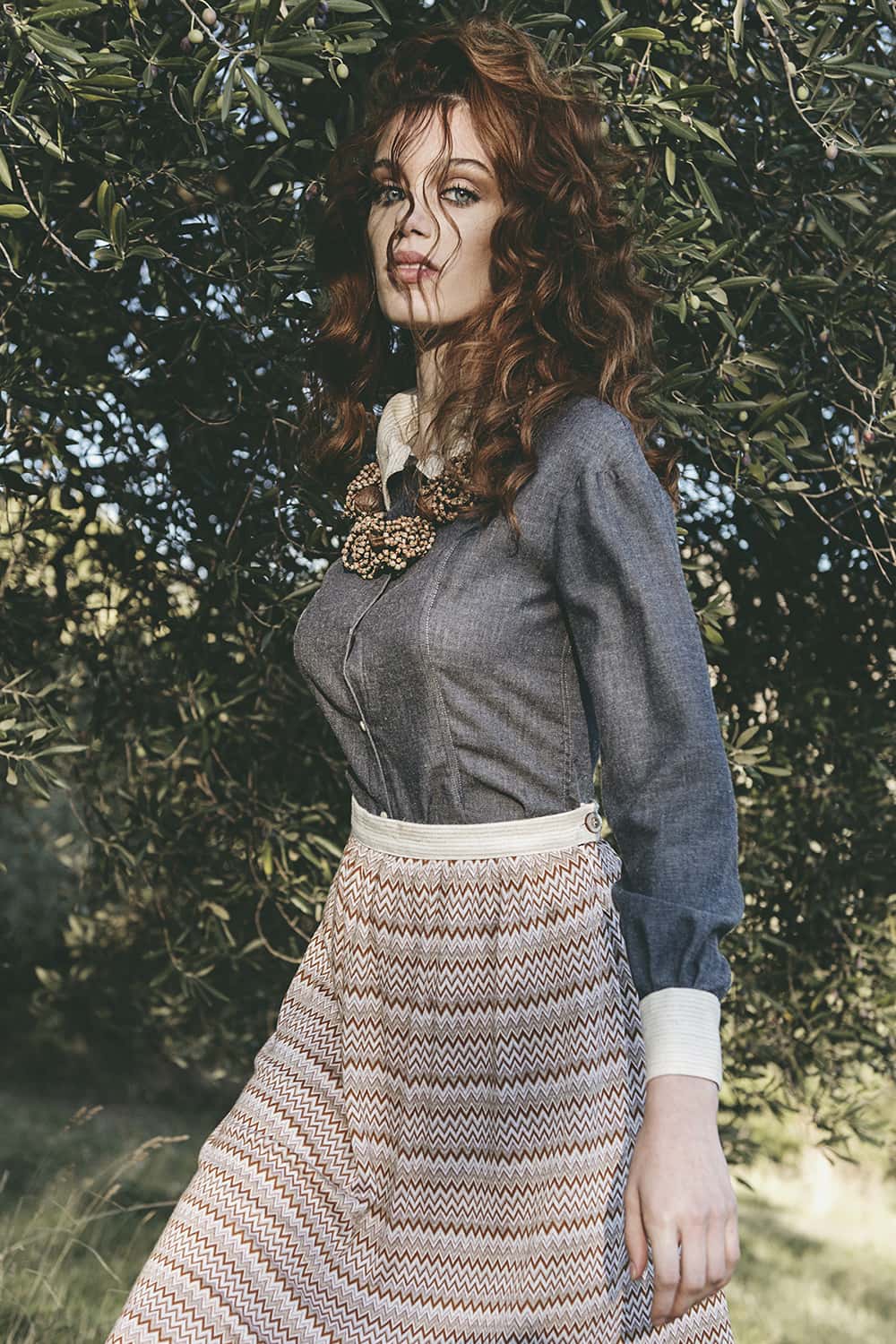 Diletta Gomez indossa Collezione autunno inverno gonna senape ecoviscosa camicia fibra di latte jeans atelier moda biologica malia lab abbigliamento sostenibile fibre naturali
