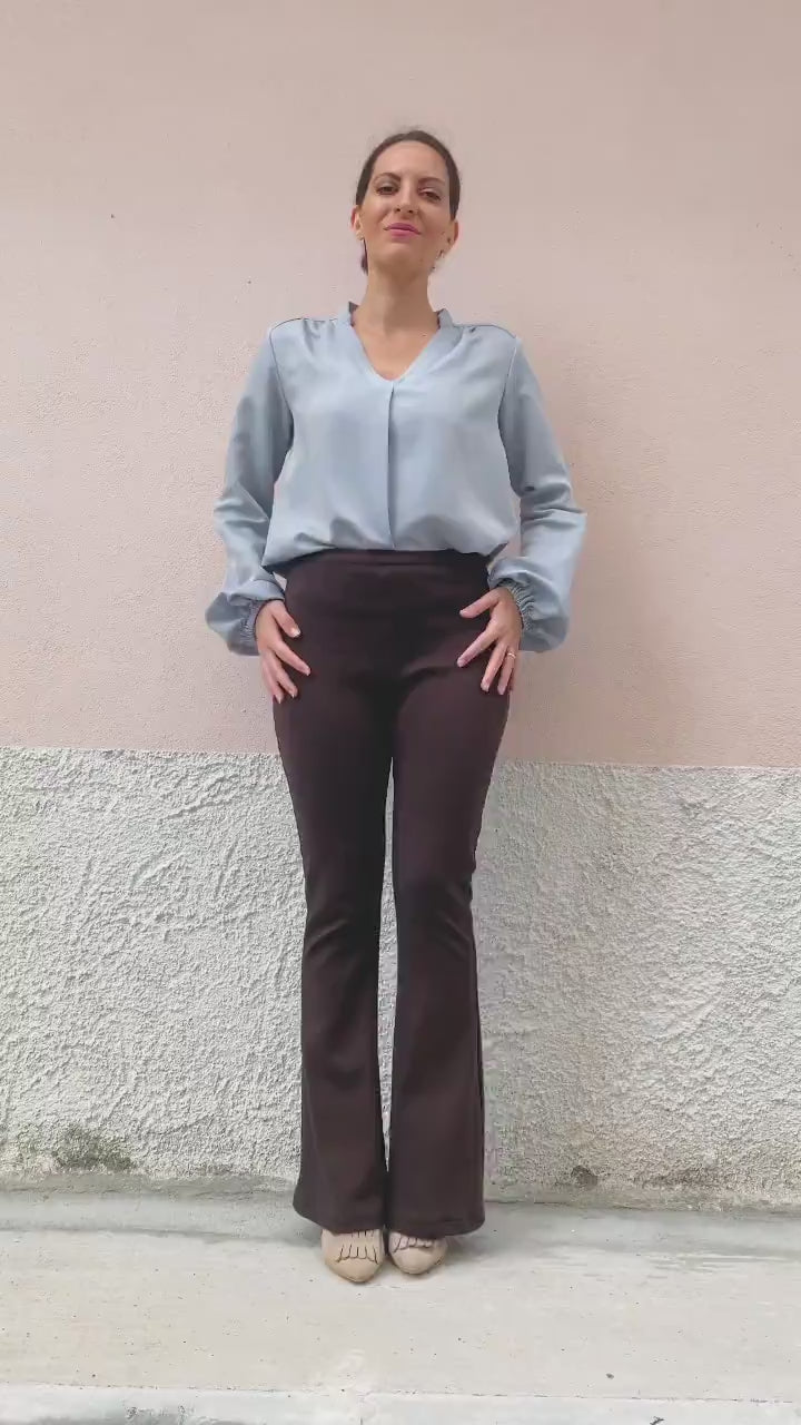 Flavia Amato indossa Pantalone Raffaella caldo cotone biologico felpato lana biologica elegante comodo moda etica artigianale brand malia lab abbigliamento sostenibile biologico vestiti ecosostenibili donna fibre naturali