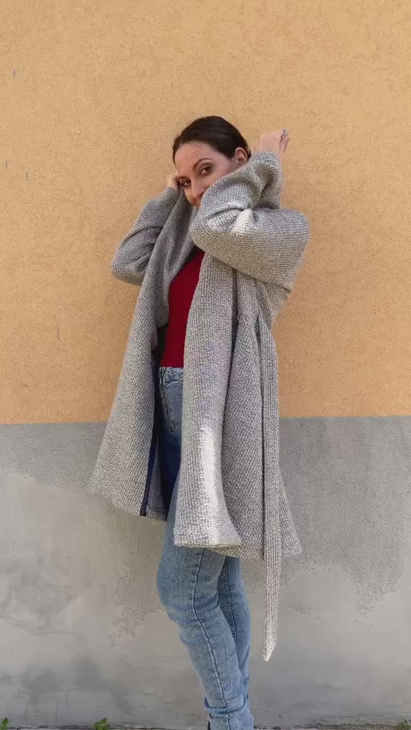 Flavia Amato indossa Cappotto collo sciallato calda lana biologica invernale comodo cinta in vita brand malia lab abbigliamento biologico sostenibile abbigliamento sartoriale donna ecosostenibile terzo modo