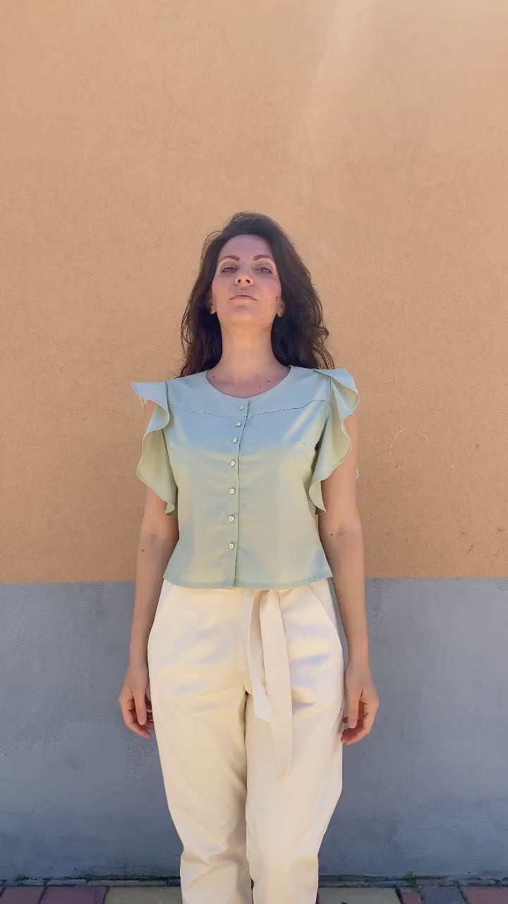 Flavia Amato indossa Camicetta Diana manica a ruota cotone fibra di latte moda etica artigianale brand malia lab abbigliamento biologico sostenibile abbigliamento ecosostenibile donna vista laterale