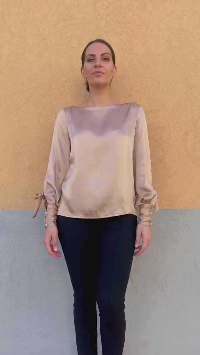 Flavia Amato indossa Camicetta in cupro Firenze effetto scivolato tessuti sostenibili brand malia lab abbigliamento artigianale sartoria biologica abbigliamento sostenibile camicie sartoriali su misura bluse ecosostenibili donna