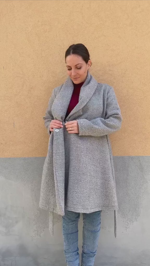 Flavia Amato indossa Cappotto collo sciallato calda lana biologica invernale comodo cinta in vita brand malia lab abbigliamento biologico sostenibile abbigliamento sartoriale donna ecosostenibile