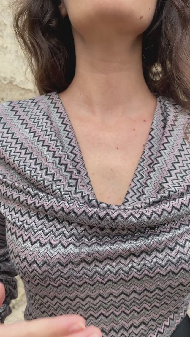 Flavia Amato indossa Maglia CANNELLA ecoviscosa vegetale abbigliamento sartoriale sostenibile malia lab
