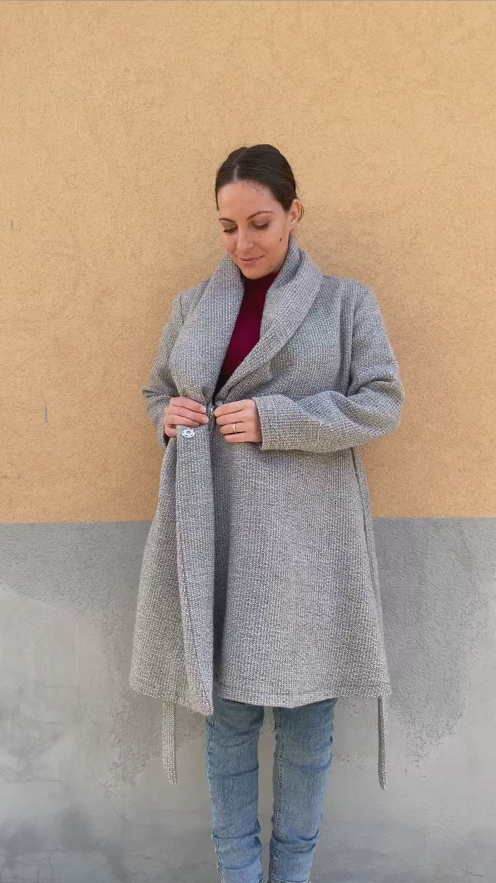 Flavia Amato indossa Cappotto collo sciallato calda lana biologica invernale comodo cinta in vita brand malia lab abbigliamento biologico sostenibile abbigliamento sartoriale 