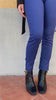 Dettaglio ravvicinato Flavia Amato indossa Pantalone in bamboo aderente brand malia lab atelier moda artigianale etica abbigliamento sostenibile pantaloni sartoriali su misura realizzati artigianalmente fibre certificate