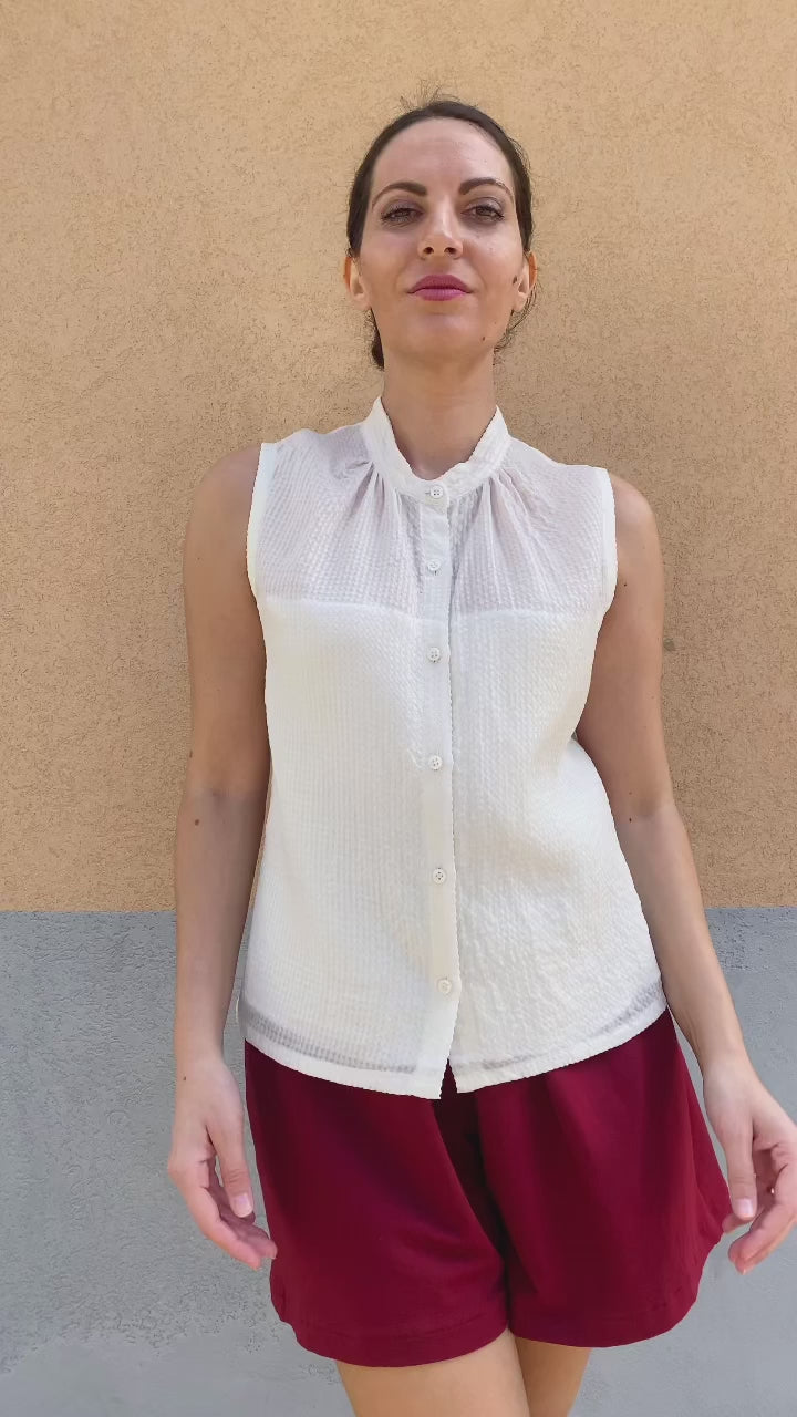 Flavia Amato indossa Camicia MADDALENA Brand Malia Lab camicia sartoriale blusa su misura lana biologica seta biologica abbigliamento sostenibile vestiti sostenibili donna in fibre naturali made in italy