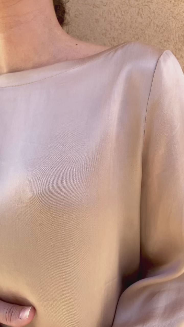 Flavia Amato indossa Camicetta in cupro Firenze effetto scivolato tessuti sostenibili brand malia lab abbigliamento artigianale sartoria biologica abbigliamento sostenibile camicie sartoriali su misura bluse ecosostenibili donna dettaglio