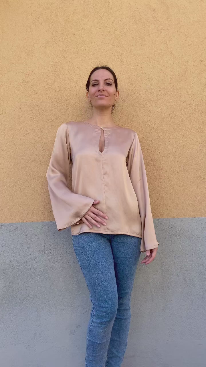 Flavia Amato indossa Blusa Angelica Cupro Ecologico abbigliamento Sostenibile brand Malia Lab camicia su misura blusa sartoriale blusa su misura camicie sostenibili