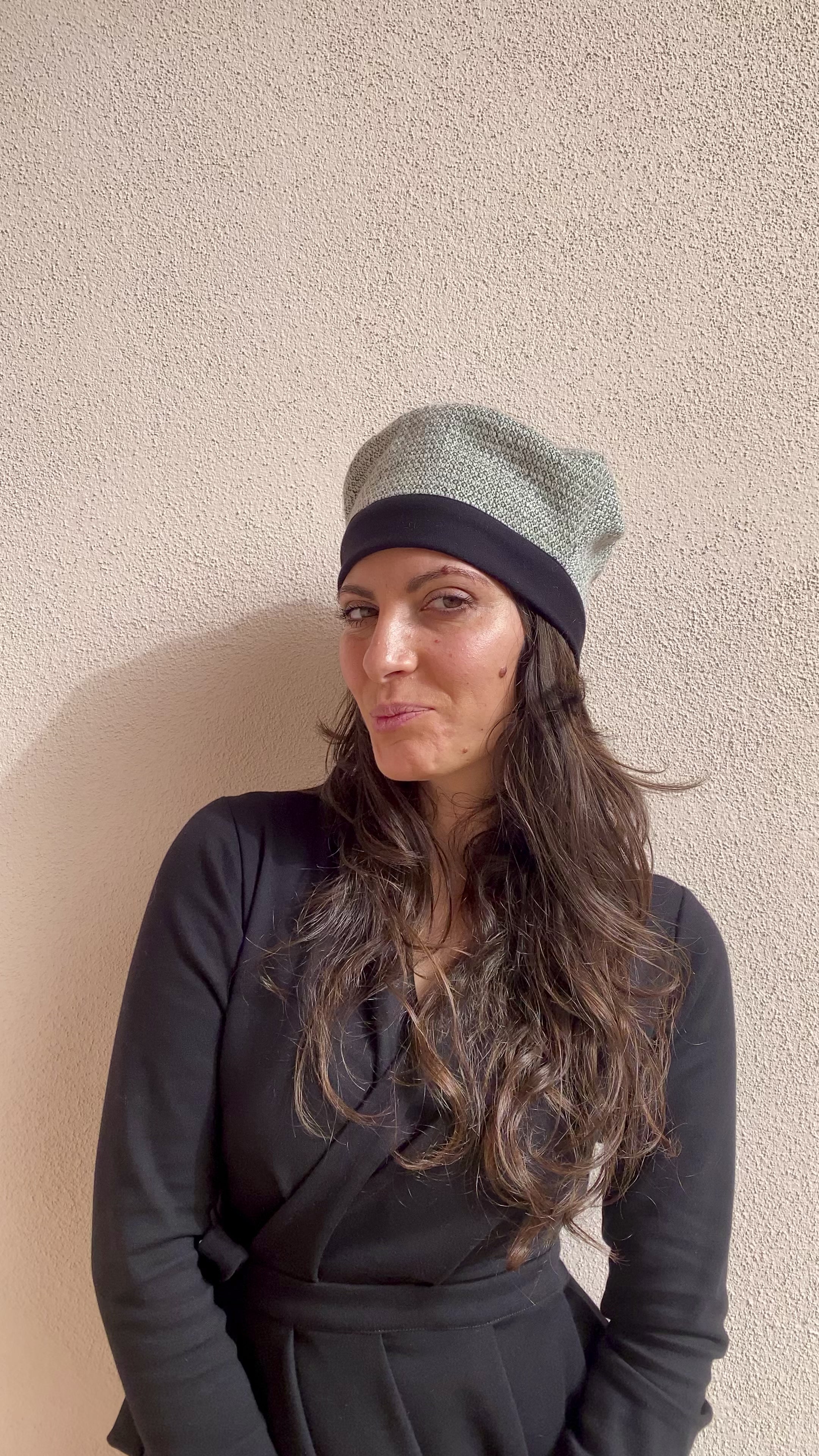 Flavia Amato indossa  Cappello in lana biologica Bonnie accessori di moda sostenibili abbigliamento etico artigianale brand malia lab cappello artigianale