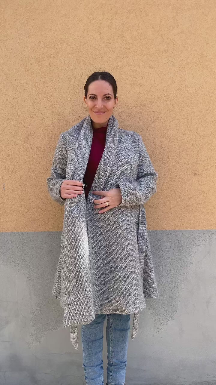 Flavia Amato indossa Cappotto collo sciallato calda lana biologica invernale comodo cinta in vita brand malia lab abbigliamento biologico sostenibile abbigliamento sartoriale donna ecosostenibile