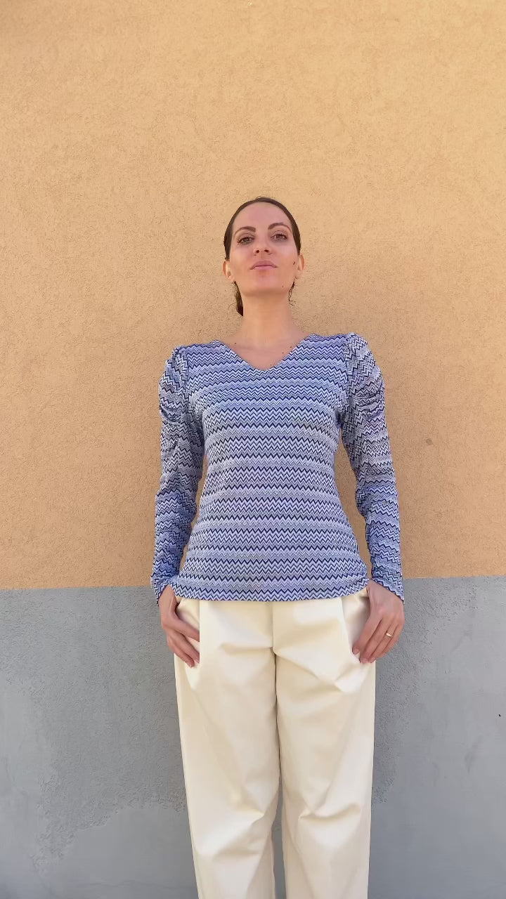 Flavia Amato indossa  Maglia Marzia ecoviscosa ecologica brand malia lab atelier moda sostenibile artigianale tessuti sostenibili vestiti ecosostenibili donna maglia artigianale sartoriale