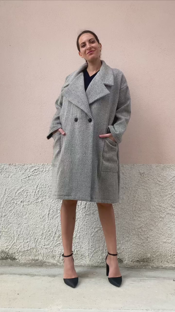 Flavia Amato indossa Cappotto Ilaria lana biologica brand malia lab moda artigianale sostenibile etica capospalla sostenibile cappotto artigianale sartoriale abbigliamento ecosostenibile donna
