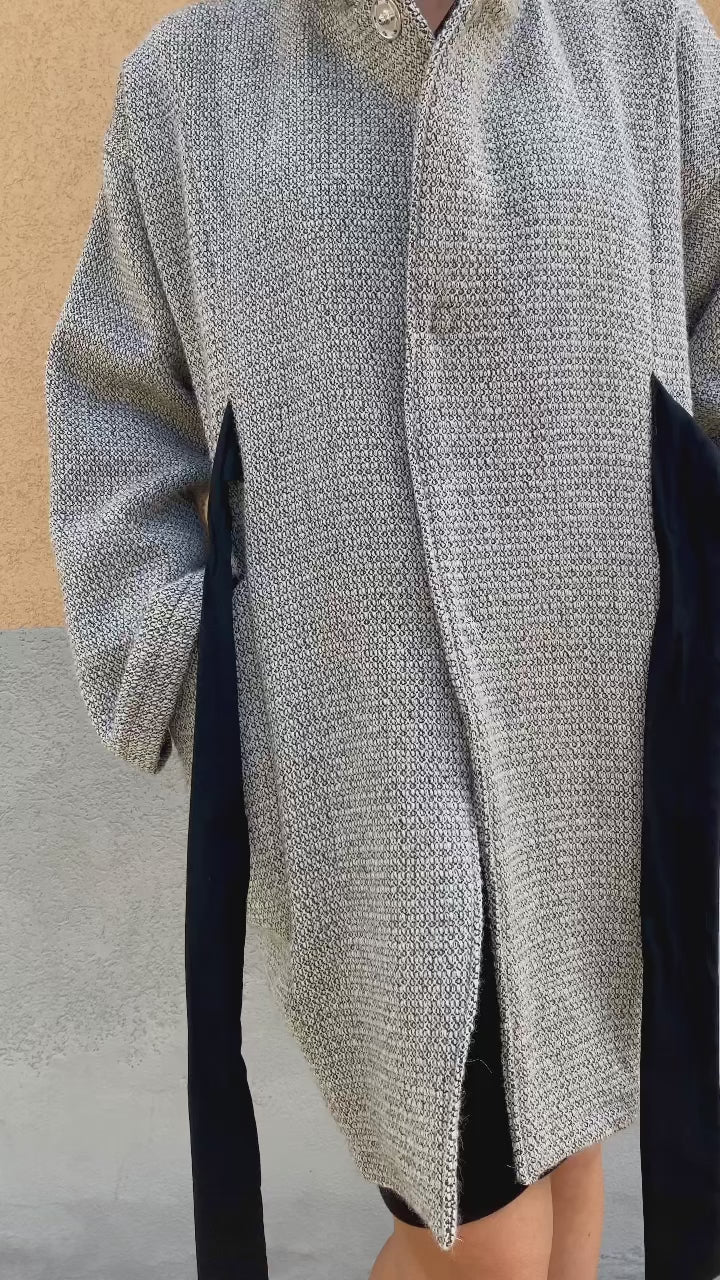  Flavia Amato indossa Cappotto Venezia calda lana biologica cinta regolabile in vita brand malia lab abbigliamento biologico sostenibile abbigliamento sartoriale cappotto su misura capospalla sartoriale dettaglio ravvicinato