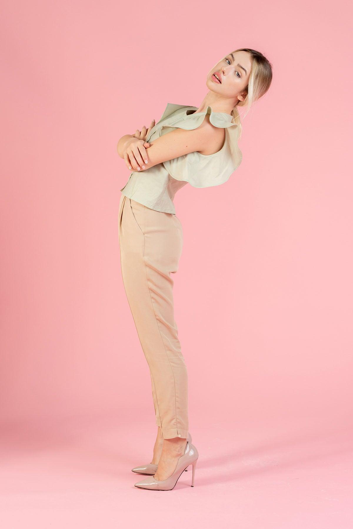 Pantalone Sara tencel lyocell beige modello classico con tasche moda etica artigianale brand malia lab abbigliamento biologico sostenibile pantaloni sartoriali su misura pantaloni ecosostenibili donna dettaglio laterale