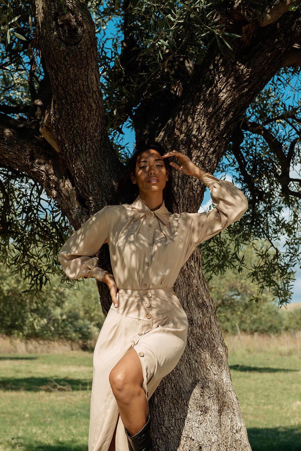 Federica Calemme indossa Camicia in lyocell di eucalipto brand malia lab moda etica abbigliamento sostenibile fibre naturali vestiti ecosostenibili donna