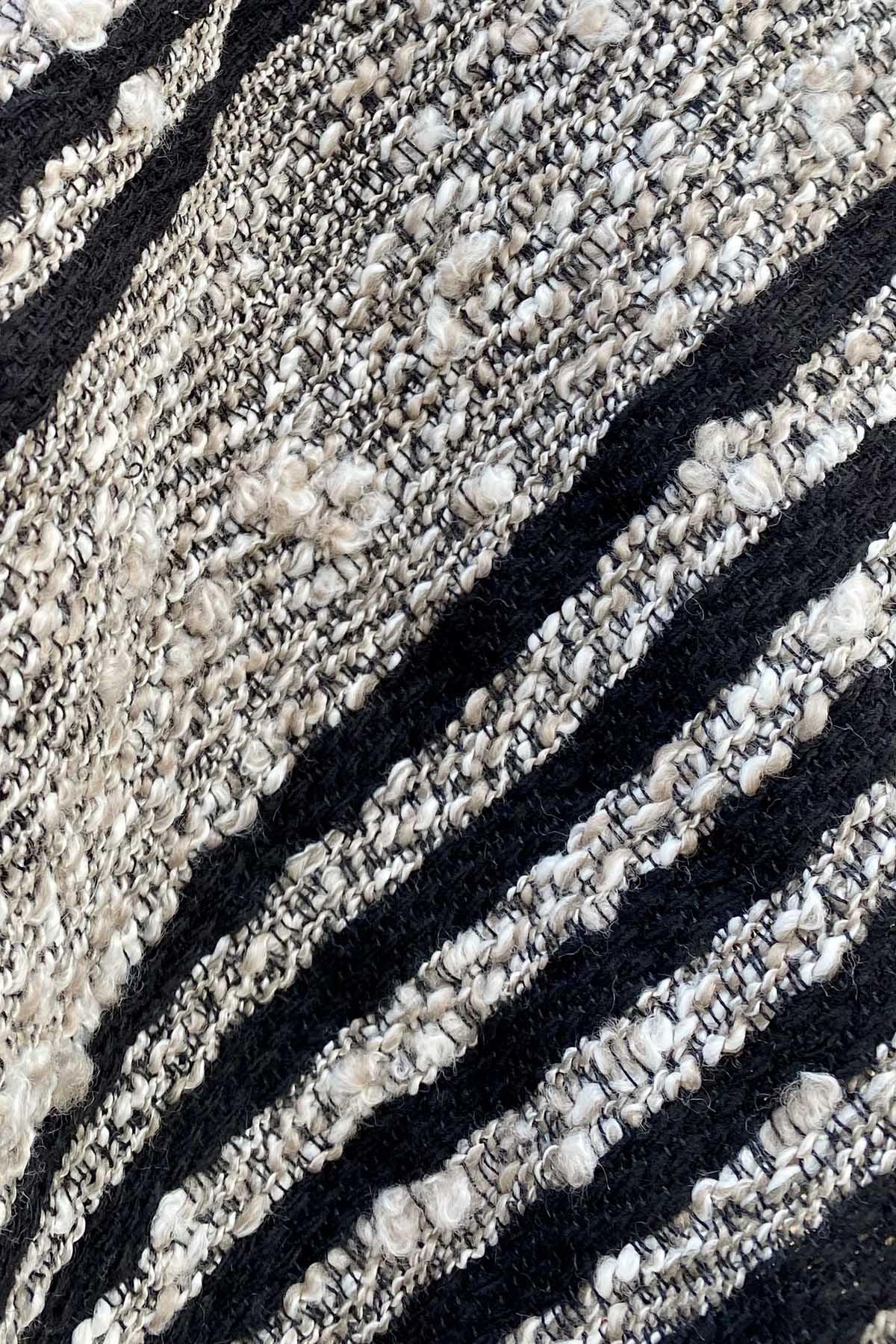 Flavia Amato indossa Sciarpa scialle telaio filati recupero bianco strisce nero malia lab atelier moda etica sostenibile artigianale accessori artigianali dettaglio trama