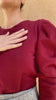 Flavia Amato indossa Maglia in cotone biologico felpato brand malia lab moda etica sostenibile artigianale abbigliamento biologico sostenibile vestiti ecosostenibili donna fibre certificate dettaglio ravvicinato