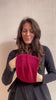  Flavia Amato indossa fascia incrociata Mara accessori di moda sostenibili bordeaux caldo cotone felpato biologico atelier moda sostenibile abbigliamento artigianale etico