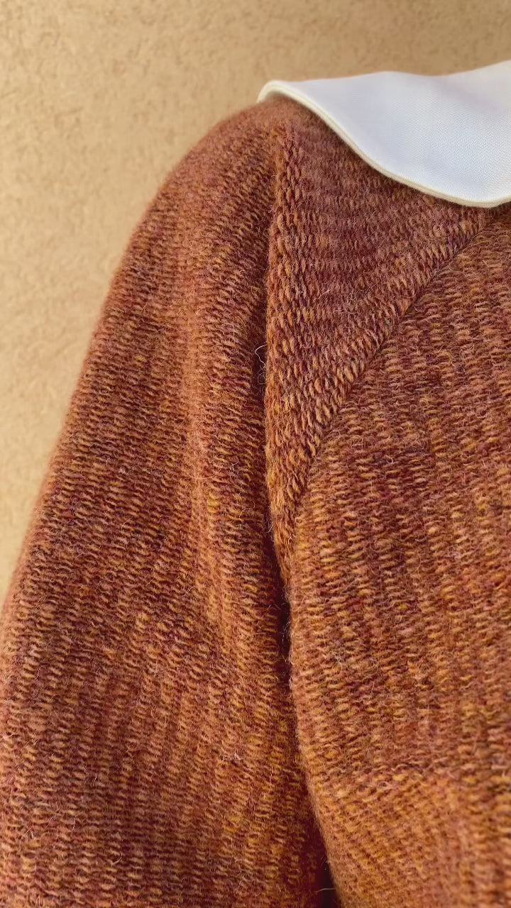 Flavia Amato indossa Maglia oversize lana biologica calda cotone biologico invernale brand malia lab abbigliamento sostenibile etico abbigliamento artigianale maglia sartoriale fibre naturali